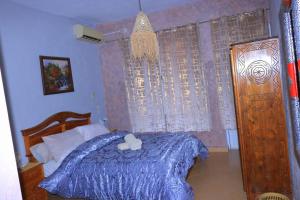 um quarto com uma cama com um edredom azul em Auberge Les Montagnes du Paradis Your Hidden Retreat in Paradise Valley em Agadir
