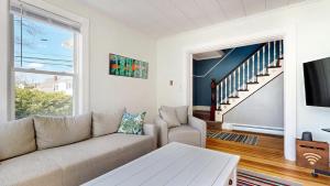 Телевизор и/или развлекательный центр в Dancing QueenUPDATED APRIL 2025