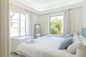 En eller flere senge i et værelse på Villa Jacinta + 56 billeder