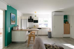 Η κουζίνα ή μικρή κουζίνα στο la perle de Delna