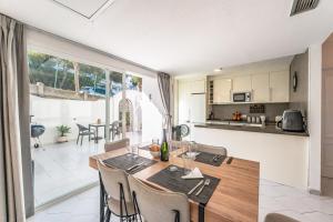 una cucina e una sala da pranzo con tavolo e sedie di Miraflores Luxury Duplex a Mijas Costa
