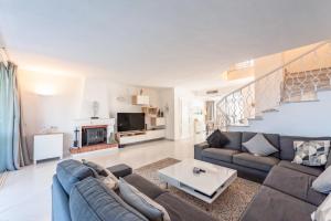 un soggiorno con un divano e un tavolo di Miraflores Luxury Duplex a Mijas Costa