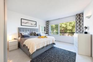 una camera da letto con un letto e una finestra di Miraflores Luxury Duplex a Mijas Costa Altre 29 foto