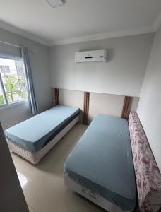 En eller flere senge i et værelse på Brisa do Sol Apartment 201 - Piratuba SC