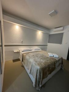 um quarto com uma cama grande em um quarto em Pousada Sol Da Pipa em Pipa