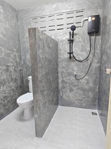 Haru Home Khaoyai في Nong Nam Daeng: حمام مع دش ومرحاض بداخله