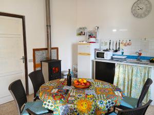 una cucina con un tavolo con una ciotola di frutta sopra di Casa Tosca a San Pietro