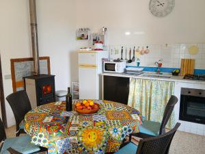 una cucina con un tavolo con una ciotola di frutta sopra di Casa Tosca a San Pietro Altre 8 foto