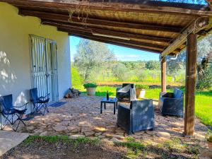 patio con sedie, tavolo e pergolato di Casa Tosca a San Pietro