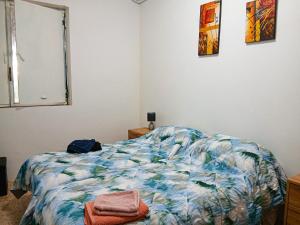 una camera da letto con un letto e uno specchio sul muro di Casa Tosca a San Pietro