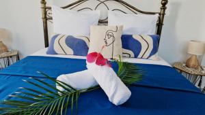 Maïlly - Charmante villa T5 avec piscine - Empire House في كابستر-بيل-أو: منشفه على سرير وعليها جورب +34 صورة