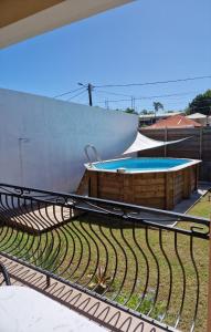 Maïlly - Charmante villa T5 avec piscine - Empire House في كابستر-بيل-أو: مسبح على جانب مبنى