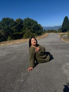 une femme allongée au milieu d'une route dans l'établissement Green Hill Home, à Darjeeling