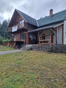 ein Haus mit einem großen Garten davor in der Unterkunft B&B Granada in Covasna