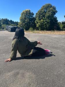 une femme assise au milieu de la route dans l'établissement Green Hill Home, à Darjeeling 1 autre photo