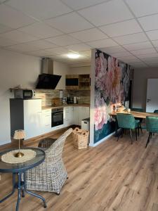 eine Küche und ein Esszimmer mit Tisch und Stühlen in der Unterkunft Lagerhaus Gabriel-Oasen in der Stadt in Zweibrücken