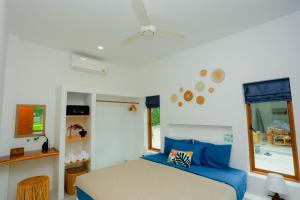 En eller flere senge i et værelse på Rock & Lune Boutique Villas + 100 billeder