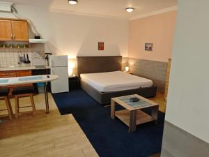 a small room with a bed and a table at Kettő Ciprus Apartman in Hajdúszoboszló