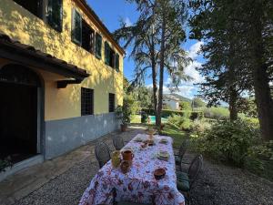 a table set up in the yard of a house at Allo Scoiattolo in Lucca