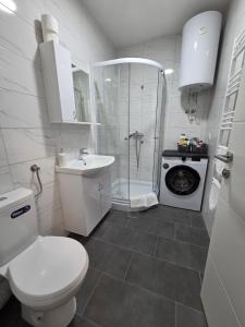 PARADISO STAN Bijeljina في بيه لينا: حمام مع حوض استحمام ودش