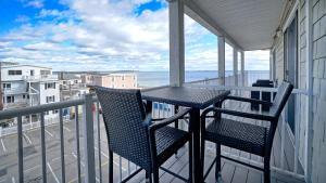 オールド・オーチャード・ビーチにあるGrand Victorian #403の椅子2脚とテーブルが置かれたバルコニー