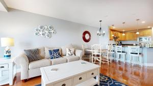 オールド・オーチャード・ビーチにあるGrand Victorian #403のソファとテーブルのあるリビングルームとキッチン