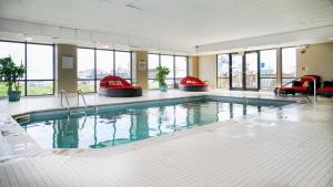 オールド・オーチャード・ビーチにあるGrand Victorian #403の大型スイミングプール(赤い椅子付)