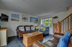 a living room with two couches and a coffee table at 3 Bed in Croyde oc-beren in Croyde