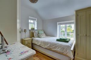 a small bedroom with a bed and a window at 3 Bed in Croyde oc-beren in Croyde