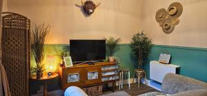 Μια τηλεόραση ή/και κέντρο ψυχαγωγίας στο The Ferns - Shared Garden Apartment With Parking