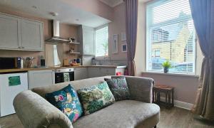 Η κουζίνα ή μικρή κουζίνα στο The Ferns - Shared Garden Apartment With Parking