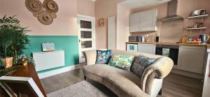 Η κουζίνα ή μικρή κουζίνα στο The Ferns - Shared Garden Apartment With Parking