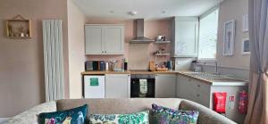 Η κουζίνα ή μικρή κουζίνα στο The Ferns - Shared Garden Apartment With Parking +30 φωτογραφίες