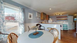 Nhà bếp/bếp nhỏ tại Gull's Nest by Bayley Vacation Rentals