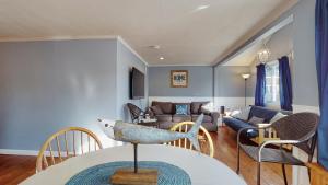 Khu vực ghế ngồi tại Gull's Nest by Bayley Vacation Rentals