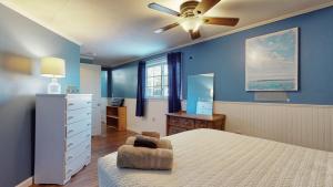 Giường trong phòng chung tại Gull's Nest by Bayley Vacation Rentals