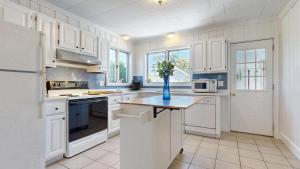 Кухня или мини-кухня в Hank's Hideaway by Bayley Vacation Rentals
