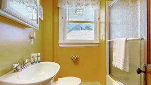 Ванная комната в Hank's Hideaway by Bayley Vacation Rentals