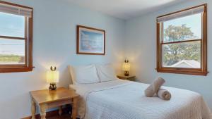 Кровать или кровати в номере Hank's Hideaway by Bayley Vacation Rentals