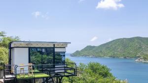 een gebouw met uitzicht op een waterlichaam bij Villa Malibu in Santa Marta