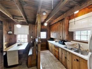 Кухня или мини-кухня в Knotty Nauti by Bayley Vacation Rentals
