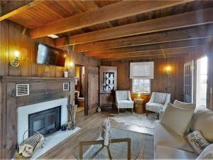 Телевизор и/или развлекательный центр в Knotty Nauti by Bayley Vacation Rentals