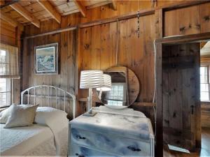 Кровать или кровати в номере Knotty Nauti by Bayley Vacation Rentals