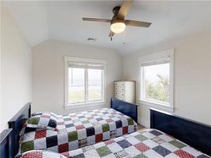 Giường trong phòng chung tại Nautical Point