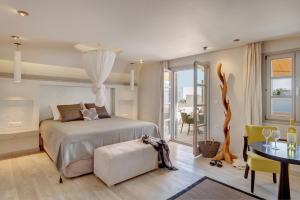 Giường trong phòng chung tại Kouros Art Hotel - Designed for Adults +74 ảnh