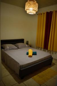 En eller flere senge i et værelse på Location saisonnière Villa