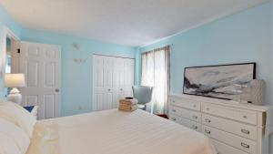 een slaapkamer met een wit bed en een wit dressoir bij Oceanview Oasis Seaside Holiday Retreat in Old Orchard Beach +24 foto's