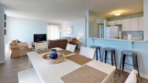 een keuken en woonkamer met een tafel en stoelen bij Oceanview Oasis Seaside Holiday Retreat in Old Orchard Beach