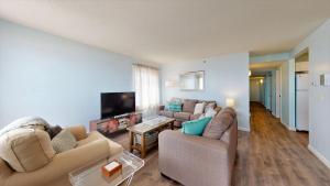 een woonkamer met twee banken en een flatscreen-tv bij Oceanview Oasis Seaside Holiday Retreat in Old Orchard Beach