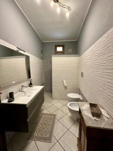 une salle de bains avec baignoire, toilettes et lavabo dans l'établissement Casa Mirko, à San Vito